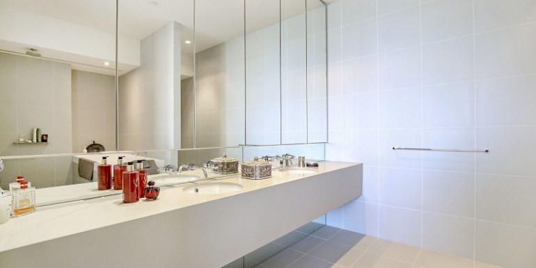10 1802 Bathroom 2